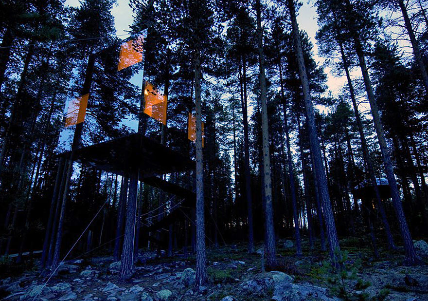 Gần như vô hình và hoàn hảo để trú ẩn, Mirror House là một phần của dự án Tree Hotel ở miền Bắc Thụy Điển. Quá tuyệt vời nhưng e là các loài chim có thể sẽ đâm sầm vào kính mất (Được thiết kế bởi: Tham